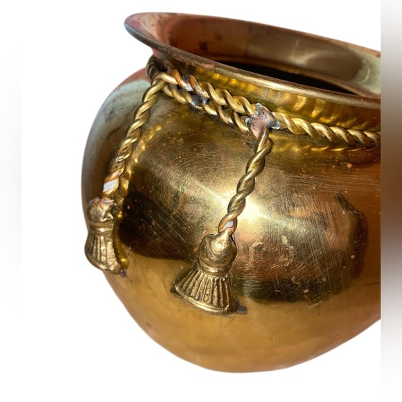 Elegant Expressions Med Lacquered Solid Brass Vase w/Tied Braided Rope Detail - Picture 4 of 6